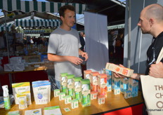 Joris Jansen de schoonmaakproducten van Yokuu. "Wij willen nu ook graag de Nederlandse markt kennis laten maken met op een ecologische en natuurlijke manier probiotisch schoonmaken." Binnenkort verkrijgbaar bij Udea. 